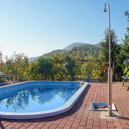 Amazing In W/ Outdoor Swimming Pool And 4 Bedrooms 度假居