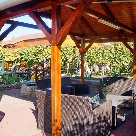 Amazing In W/ Outdoor Swimming Pool And 4 Bedrooms 度假居 *